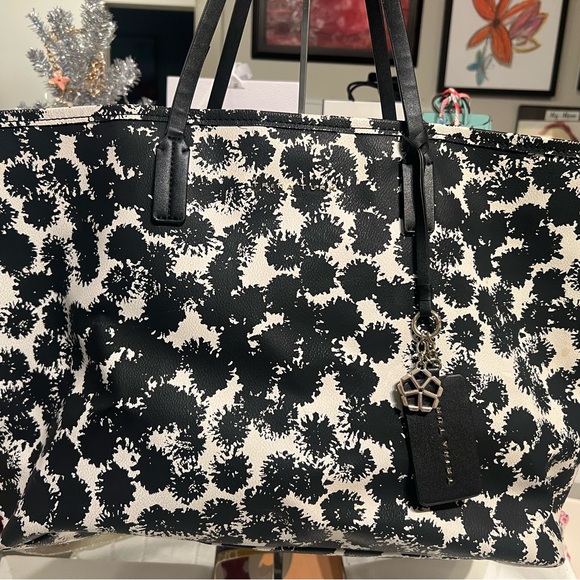 EUC barely used Trina Turk black and white travel
luxury large tote. - Picture 2 of 6